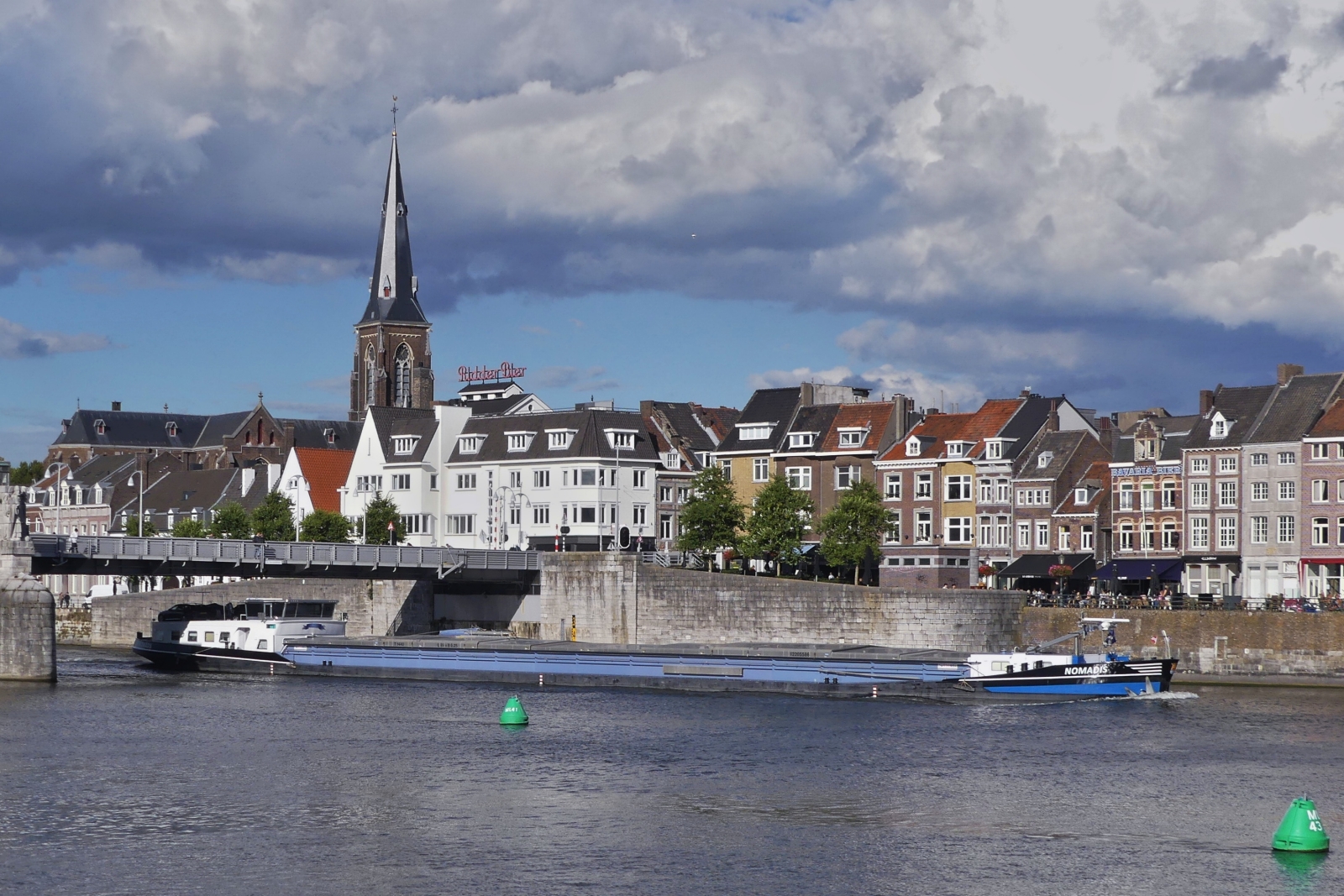 GMS NOMADIS, ENI 02205586; L 85 m; B 8,25 m; 1440 t; kommt aus dem Kanal bei Maastricht zu Berg auf der Maas, die Eiserne Brücke über dem Führerhaus ist in der normalen Position. 11.09.2024