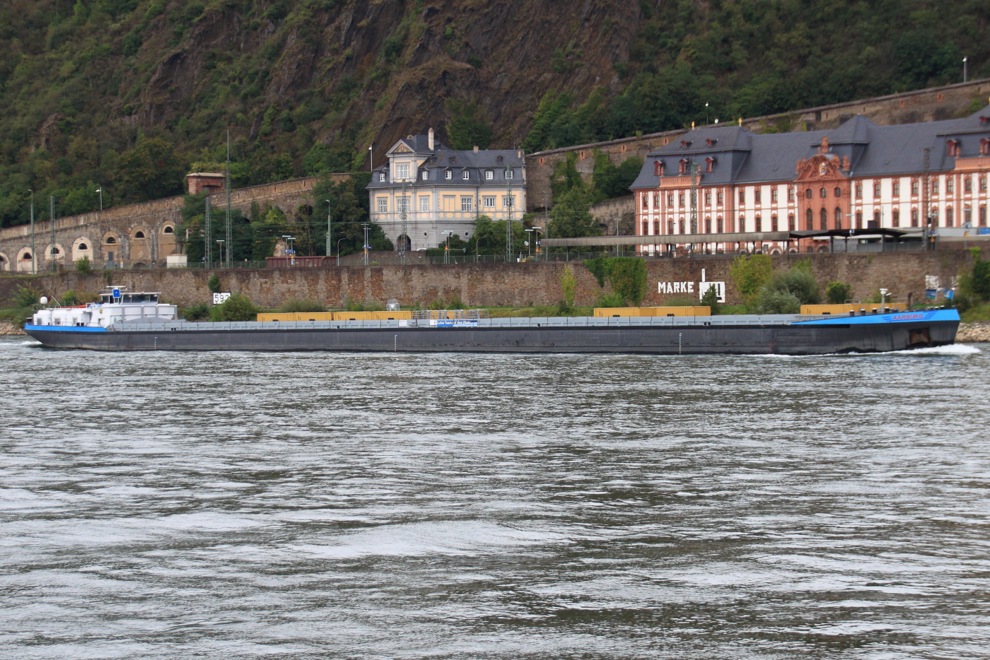 Gütermotorschiff AARBURG, ENI 04803200, Flagge DEU. Am 23.09.2024 rheinaufwärts bei Ehrenbreitstein.