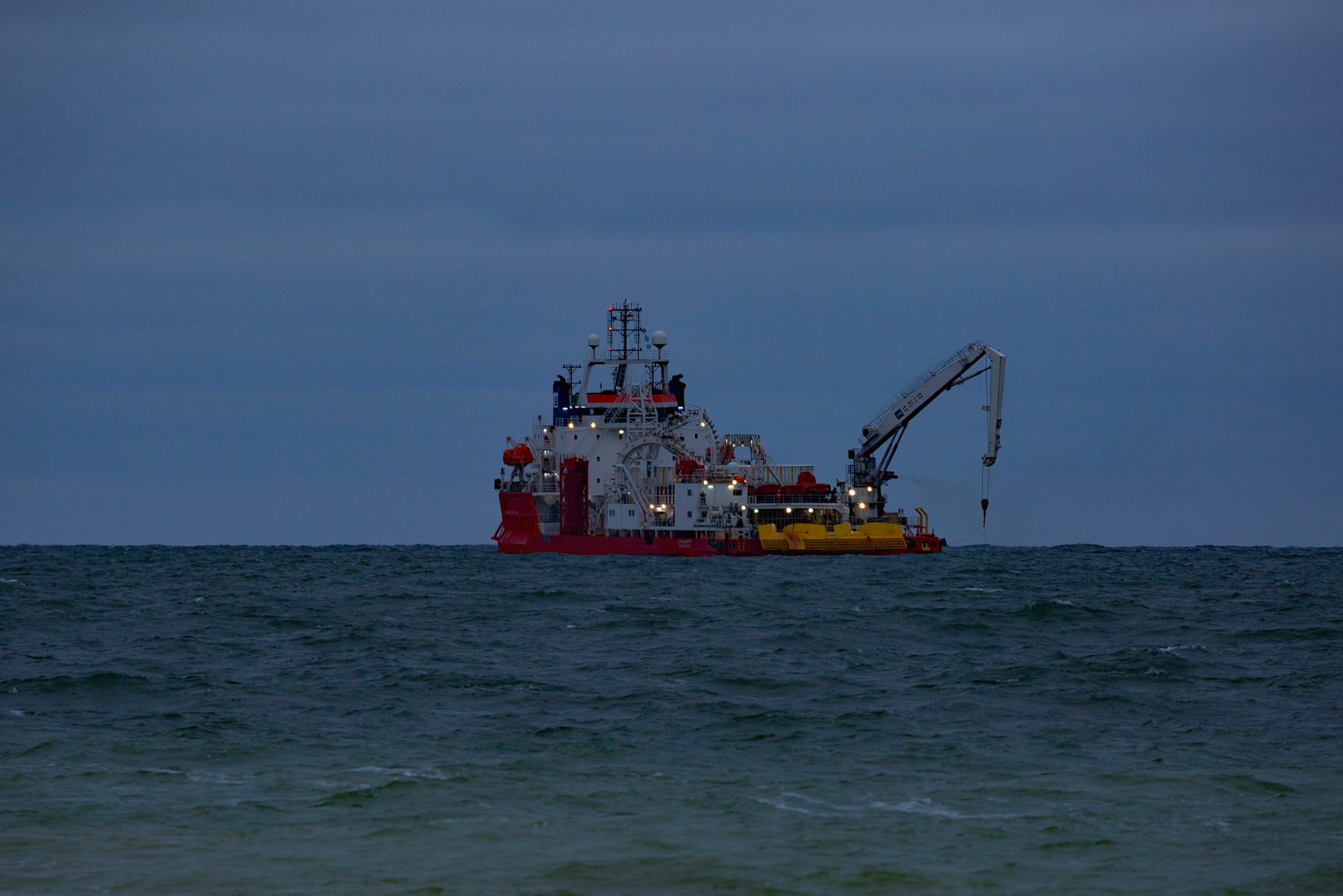 Kabelleger ATALANTI (IMO 8661616) Abend’s  vor Rügen. - 10.12.2024