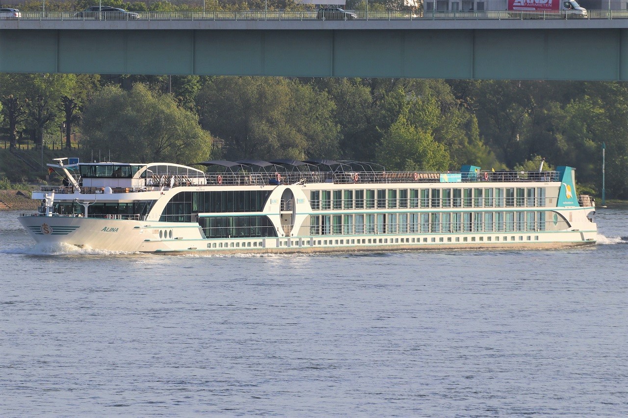 MS Alina erreicht Köln am Morgen des 27.04.2024