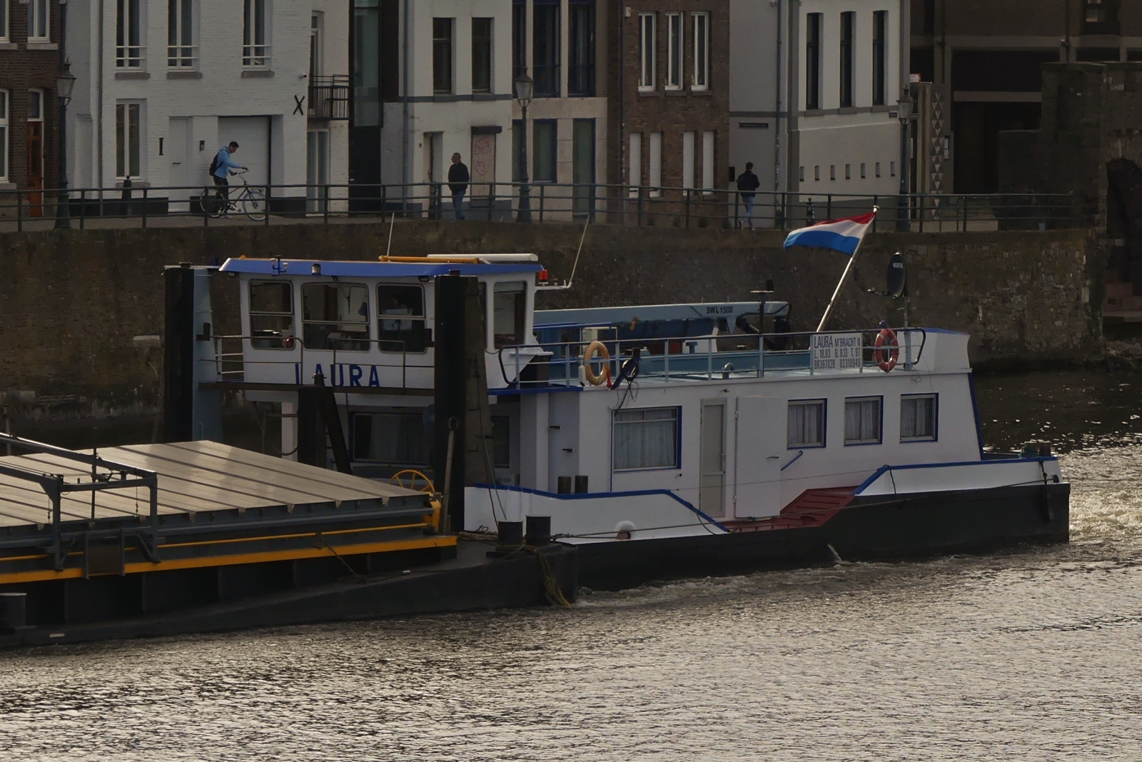 Schubboot LAURA; L 18,83 m; B 8,13 m; 97 t; ENI 02318948, schiebt ihren Leichter auf der Maas zu Tal an Maastricht vorbei. 12.09.2024