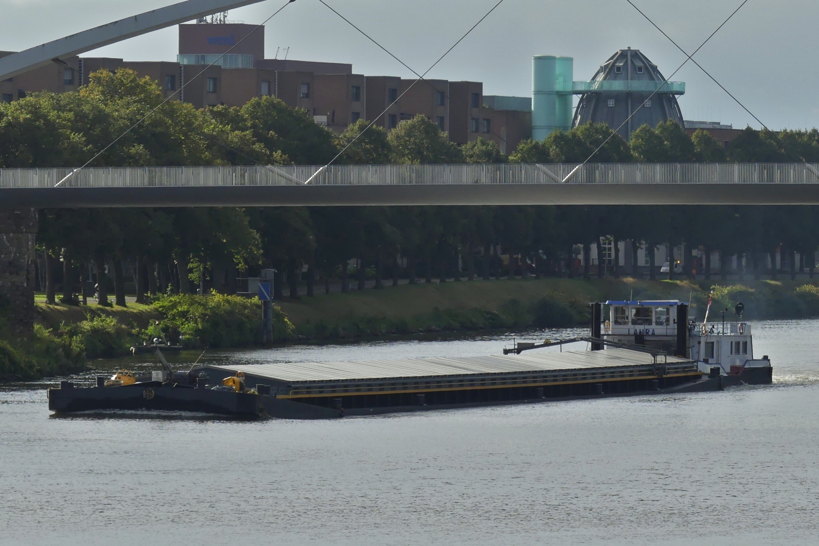 Schubboot LAURA; L 18,83 m; B 8,13 m; 97 t; ENI 02318948, schiebt ihren Leichter auf der Maas zu Tal an Maastricht vorbei. 12.09.2024