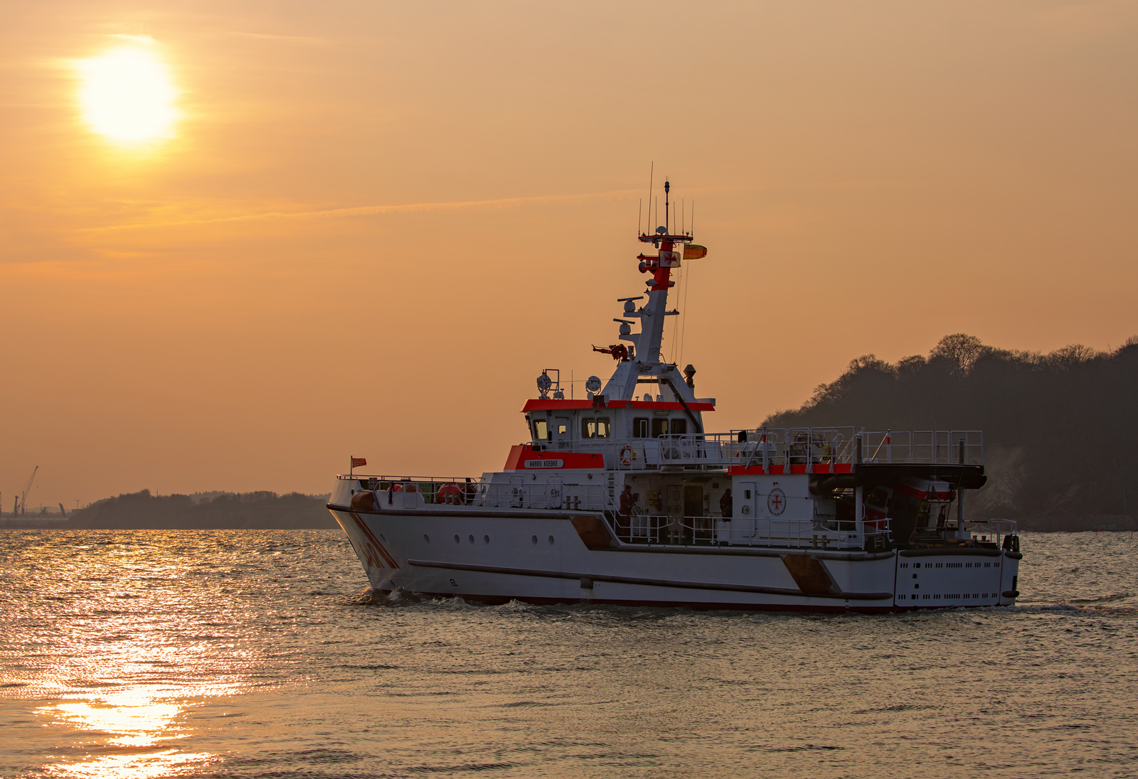 Seenotrettungskreuzer Harro Koebke ((IMO 9606625) auslaufend im Sassnitzer Hafen bei untergehender Sonne. - 08.02.2025
