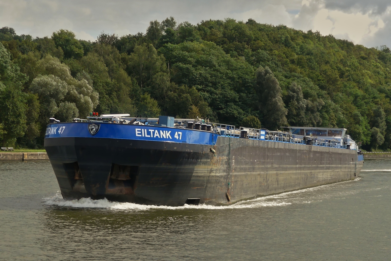 TMS EILTANK 47; ENI 02326397; L 110 m; B 11,45 m; 3166 t, begegnet uns auf dem Albert Kanal zu Tal in Richtung Antwerpen. 11.09.2024