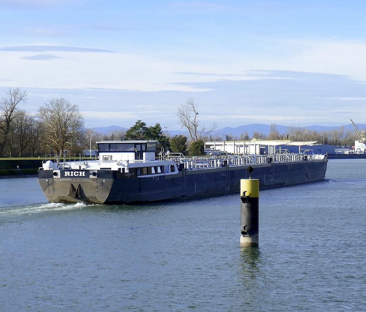 TMS Rich, rheinabwärts, nach der Schleusung in Vogelgrün/Elsaß, Heckansicht, Nov.2024