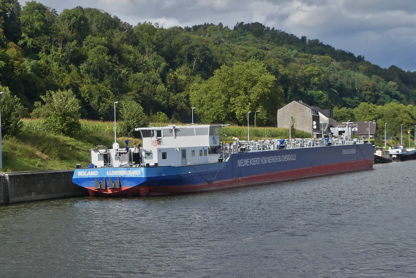 TMS SOLANO, ENI 02329301, Gastanker liegt im Schleusenkanal Lanaye an der MAAS nahe der Schleuse, gemeldet in Luxemburg. Leider wurde mir die Frontansicht durch ein vorbeifahrendes Schiff zunichte gemacht. 11.09.2024