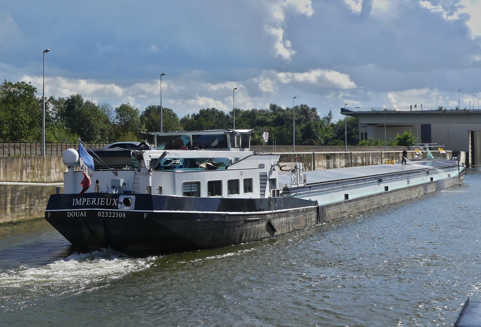 Unser Ausflugschiff hat die Schleuse Tanaye verlassen, nun kann GMS IMPERIEUX, ENI 02322108, in die Schleuse Lanaye einfahren um zum Albert Kanal hoch geschleust zu werden. 11.09.2024