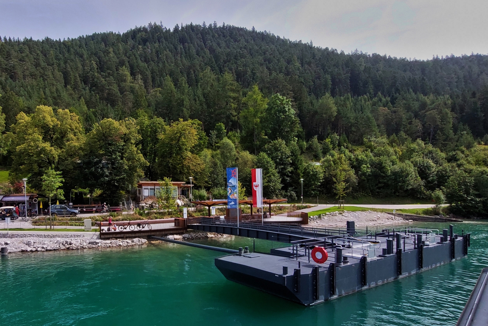 Unser FGS STADT INNSBRUCK, hat die Anlegestelle Scholastika / Achenkirch auf dem Achensee verlassen und setzt seine Fahrt über den See fort. 22.08.2024