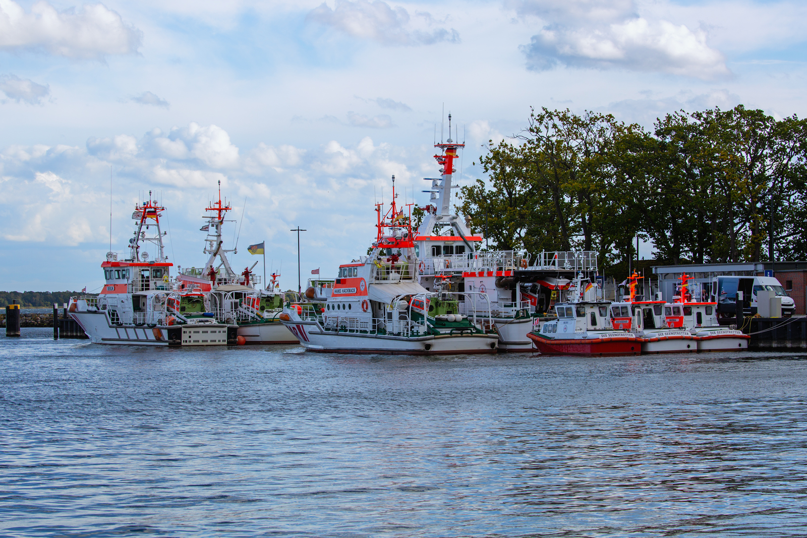 Unter der Bezeichnung SAREx2024 trainieren die Seenottretter den Ernstfall unter anderem auf den RÜGISCHEN BODDEN. Im Lauterbacher Hafen sind für diesen Zeitraum mehrere Seenotrettungskreuzer und Trainingboote zu sehen. - 27.09.2024
