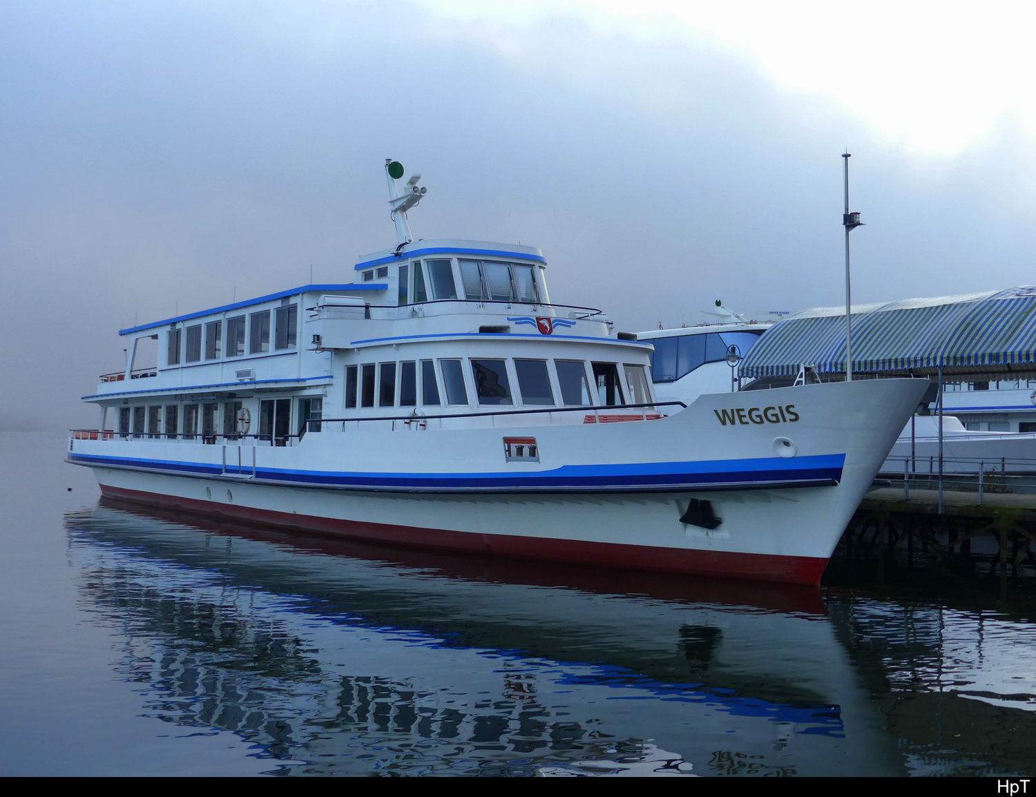 Vierwaldstättersee - Motorschiff WEGGIS im Hafen von Luzern am Morgen um 08.30 Uhr am 2024.10.21