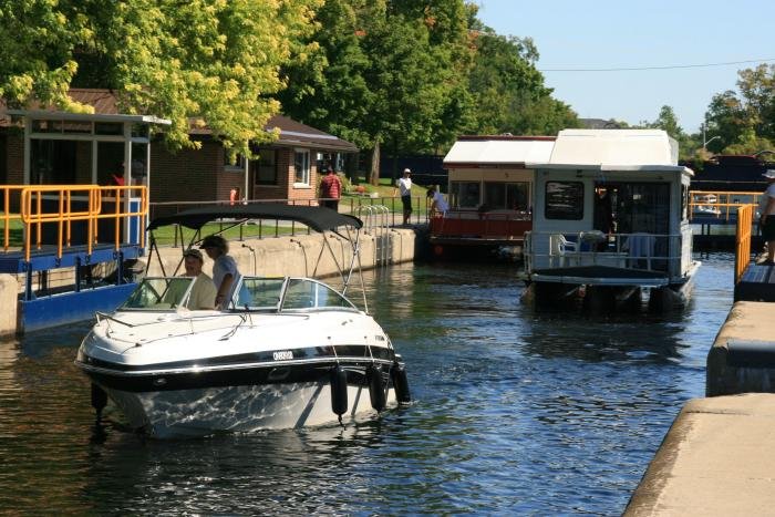 Boote verlassen die Bobcaygeon-Schleuse; 30.08.2008