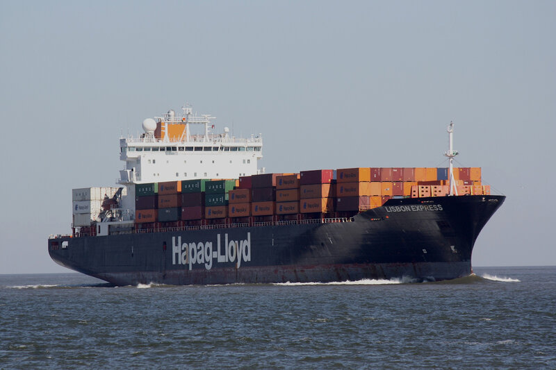 Container ship. LISBON EXPRESS (IMO:9108128) Flagge Bermuda Reederei Hapag  Lloyd auf der Elbe am  bei Cuxhaven 