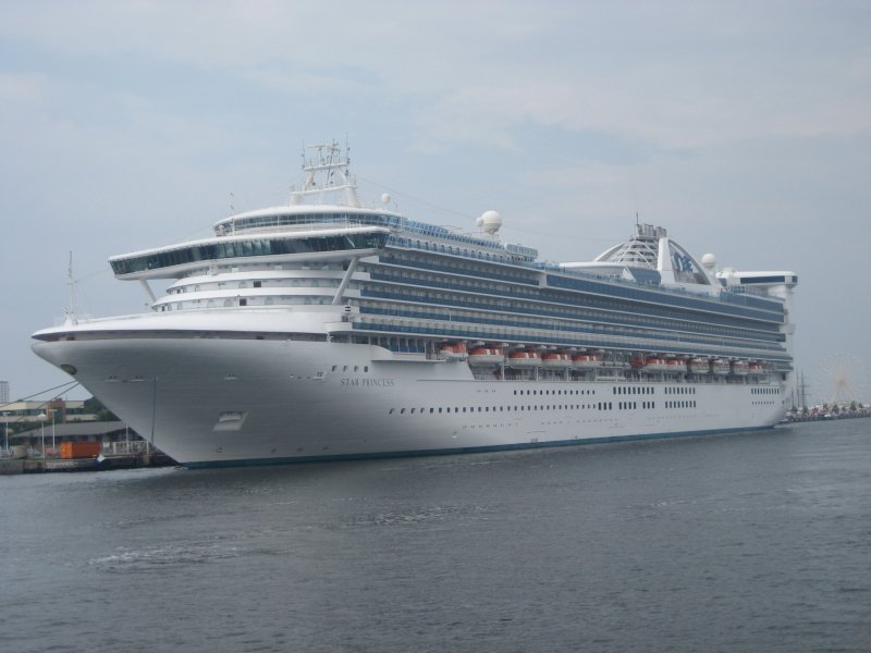 Das ist die Starprincess im Hafen von Rostock-Warnemnde.