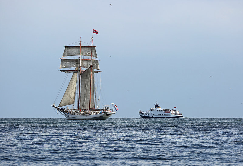 Der Topsegelschoner J R Tolkien Und Das Fahrgastschiff Binz Imo 6801822 Auf Der Fahrt Zu Den Kreidefelsen Auf Rugen Schiffbilder De