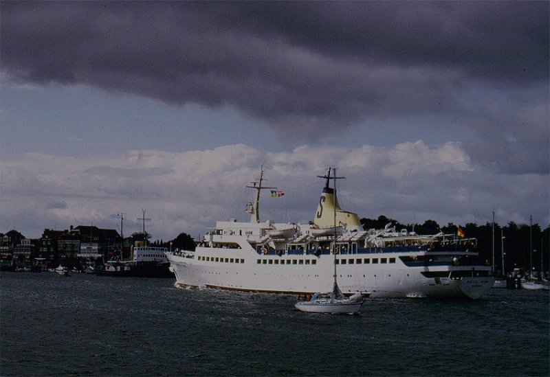  Die Baltic Star, von Warnemnde kommend, luft gerade in HL-Travemnde ein. 1963 bei den Howaldtswerken in Hamburg unter dem Namen  MS Helgoland  gebaut, wurde sie ab 1966 vom Roten Kreuz als Lazarettschiff in Da Nang,(Vietnam) eingesetzt.
Seit September 2001 fhrt sie Kreuzfahrten zwischen Ecuador und den Galapagos-Inseln.
Aufn.1988