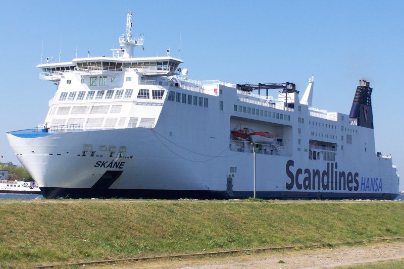 Fhre Skana der Scandlines in der Hafeneinfahrt
Rostock/Warnemnde