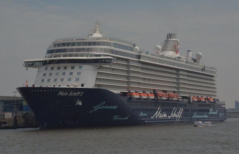 Mein Schiff 3 Ein Kreuzfahrtschiff Von Tui Cruises Steht In