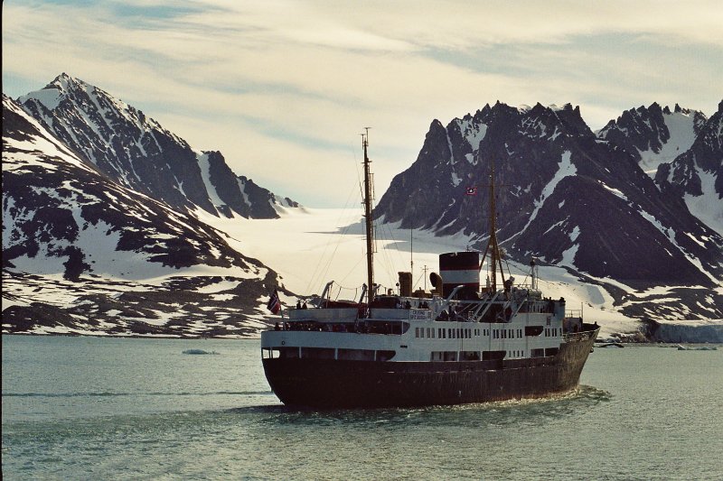 MS Nordstjernen im Magdalenafjord 2001