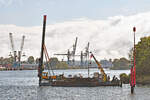 Arbeitsponton HIEV UP (ENI: 04806190) am 05.10.2023 im Hafen von Lübeck (hier bei Lübeck-Gothmund)