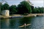 Die Ouse in Yorkshire dient heute in erster Linie den Freizeitschiffern und Ruderern als Revier. Hier liegen Narrowboats an den Museum Gardens in York, whrend eine Ruderin an ihnen vorbeifhrt. Scan eines Dias vom August 1996.