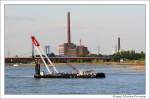 Schwimmkran bzw. Bergungsschiff Grizzly unterwegs zur Unfallstelle - Havarie auf dem Rhein bei Duisburg Homberg. 