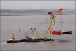 Ein Bauteil des neuen Lotsenschiffes WESER hngt ber der Weser am Haken des Schwimmkrans ENAK, geschoben wird das Ganze vom Schlepper STEINBOCK. 02.09.2009