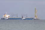 Begegnung  vor Mukran, der Schwimmkran wird in den Hafen geschleppt , Lowlands Scheldt läuft aus.12.08.2016 15:51 Uhr
