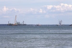 in einer Bade-Lese-Ballspielpause konnten vom  Großen Strand   bei Thiessow 3 Wasserfahrzeuge abgelichtet werden. Zwei fast  täglich anzutreffende Krane , einer mit  Spezialgerät  auf einem  Ponton - BODO INSTALLER- Aufgabenbereich dem Fotografen eher unklar (Kabelleger ??) , das Boot der Küstenwache und ein Segler. Die weitere Namen waren allergings nicht zu erkennen.17.08.2016 16.27 Uhr. Im Hintergrund die Greifswalder Oie