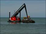 Schwimkran  Albatros  beim Entladen des mit Felsbrockenbeladenen Schubverbandes  Kallo  in der nhe der Hafeneinfahrt von Oostende.