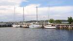 Segelboote im Hafen von Thiessow auf der Insel Rügen am 30.05.24. Der Hafen liegt idyllisch und geschützt im Zicker See, umgeben von schönster Natur.