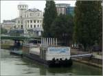 Auf dem BADESCHIFF WIEN kann man im Wasser planschen, aber auch essen und trinken. Es liegt im Donaukanal beim Schwedenplatz. 02.10.2010