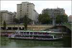 Die 1979 in Linz gebaute VINDOBONA wurde 1995 von Friedensreich Hundertwasser neu gestaltet und gehrt zur Flotte der Reederei DDSG Blue Danube. Sie ist 40 m lang, 7 m breit und bietet max. 150 Sitzpltze. Die beiden Maschinen leisten je 370 PS. Hier liegt sie am 02.10.2010 im Donaukanal am Schwedenplatz in Wien.

