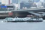 Der Wasserbus  EMERALDAS (エメラルダス) fährt auf dem Sumida-Flusses nach Süden in Richtung Daiba (=Odaiba). 26.Juni.2024.
