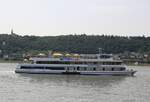 Das Fahrgastschiff VATER RHEIN hat hier am 29.6.2024 soeben in Rüdesheim abgelegt und begibt sich stromab auf Tour.