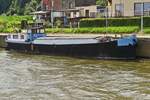 Das kleine Frachtschiff; EXELSIOR, 02317979, hat an der Kaimauer des Ternaaien Kanals festgemacht. 17.07.2024