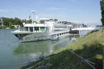 KFGS River Princess, hat in Breisach am Rhein festgemacht, L=110m, 138 Passagiere, 2x1100PS, Baujahr 2001, Heimathafen Rheinfelden/Schweiz, Juli 2024