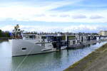 KFGS SS Victoria, ankert vor der Schleuse Vogelgrün/Elsaß, L=135m, 110 Passagiere, 1958PS, Baujahr 2017, Heimathafen Basel/CH, Okt.2024