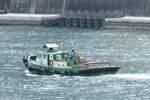 Das binnen schub-/schleppboot  Eishin Maru Nr.11  (第十一栄進丸) schleppt einen Lastkahn auf dem Sumida-Fluss, 24.Juni.2024.