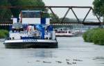 Hochbetrieb 12.07.2011. in Lnen am lhafen und Stadthafen. Vorn ist die TMS Wotan noch so gerade zu erkennen. Dahinter sind die Schubverbnde Haseatic/Hanseatic I sowie die Lemarna/Damar.