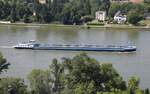 Unterhalb der Burg Ockenfels bei Linz am Rhein ist hier das Tankschiff GRACIAS am 27.6.2024 um 11.18 Uhr stromabwärts in Richtung Köln auf den Rhein unterwegs.