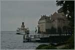 Es herrscht nicht gerade eitel Sonnenschein, als der CGN Raddampfer  La Suisse , Inbetriebsetzung 1910, als Kurssschiff 900 die Anlegestelle Château de Chillon erreicht.
Aber gibt es einen Grund, bei  schlechtem Wetter  auf das Fotografieren zu verzichten?
Noch eine kurze Anmerkung zur Einordnung des Baujahres des Schiffes: es wurde zwei Jahre vor dem Stapellauf der TITANIC in Betrieb gesetzt, nun glücklicherweise gibt es auf dem Genfersee keine Eisberge... 

22. Juni 2024