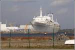 Die 1959 gebaute ROTTERDAM (V) (IMO 5411951) lag lange Zeit in Wilhelmshaven zu Umbauarbeiten. Heute liegt sie als Hotel- und Konferenzschiff in Rotterdam. Sie ist 228 m lang, 28 m breit und hat eine GT von 39674. Aufgenommen am 08.03.2008 in Wilhelmshaven.