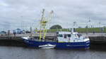 Das Fischerboot  ANNA CATHERINA , MMSI 211386440, am 16.08.24 im Hafen von Neuharlingersiel in Niedersachsen.