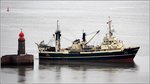 Die 1987 auf der Volkswerft in Stralsund gebaute KL 759 NIDA (IMO 8707745) aus Klaipeda (Litauen) verlässt am 26.07.2016 Bremerhaven und passiert dabei das Leuchtfeuer Geestemole Nord. Sie ist 62,22 m lang und 13,80 m breit. Frühere Namen: BX 788 REINHARDTIUS H., ROS 806 FORNAX, ROS 806 WILHELM RÜGHEIMER.