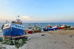 Hier im Bild u.a. die Fischereifahrzeuge CHY-26, CHY-1, CHY-7, CHY-8 und CHY-15, welche Anfang September 2024 am Strand im polnischen Ostseebad Chłopy abgestellt waren.