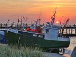 Sonnenuntergang hinter dem Fischkutter CHY-15, so eingefangen Anfang September 2024 im Stranddörfchen Chłopy.