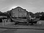 Im polnischen Strandörtchen Chłopy wird man von diesem alten Fischerboot begrüßt, welches augenscheinlich von einem Piraten geentert wurde.