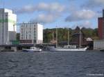 Die Küstenwache passiert einen Dreimaster im Hafen von Flensburg (12.10.2009).