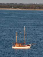 Entspannung suchen auf dem Wasser. Dieser ankernde Segler kam mir am 08.05.2008 in der Kieler Frde vor die Linse.