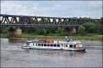 Das Fahrgastschiff  Stadt Wolfsburg  ist am 10.05.14 auf der Elbe in Magdeburg unweit des alten Handelshafens unterwegs. 